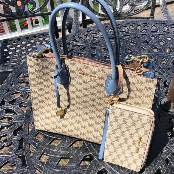 Sold! Michael Kors Tote w/ matching wallet - Picture 1 of 8